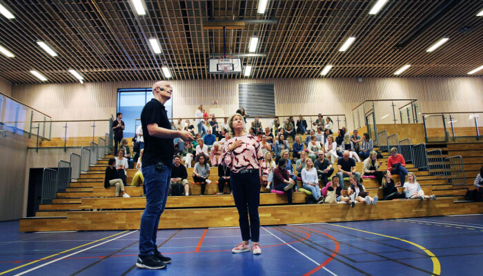 Børge Stave og rektor på Storøya skole, Britt Eia.