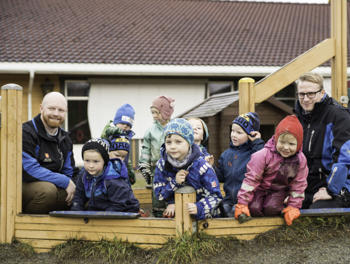 Det er 65 barn ved Eid barnehage i Melhus kommune. Her er en gjeng sammen med Audun Forr, leder i barnehagen (t.v.) og Knut-Arne Pedersen, pedagogisk leder (t.h.).
