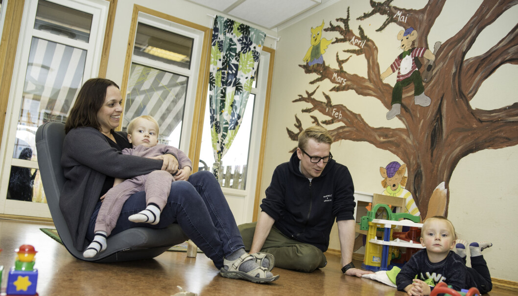 Inne på småbarnsavdelingen Teraxacum bysser barne- og ungdomsarbeider Liv Therese Aalberg på en trøtt Julius Eilert. – Vi har et godt samarbeid med pedagogene, sier Aalberg. Til høyre pedagogisk leder Geir-Arne Pedersen og Sivert (2). Inne på småbarnsavdelingen Teraxacum bysser barne- og ungdomsarbeider Liv Therese Aalberg på en trøtt Julius Eilert. – Vi har et godt samarbeid med pedagogene, sier Aalberg. Til høyre pedagogisk leder Geir-Arne Pedersen og Sivert (2).