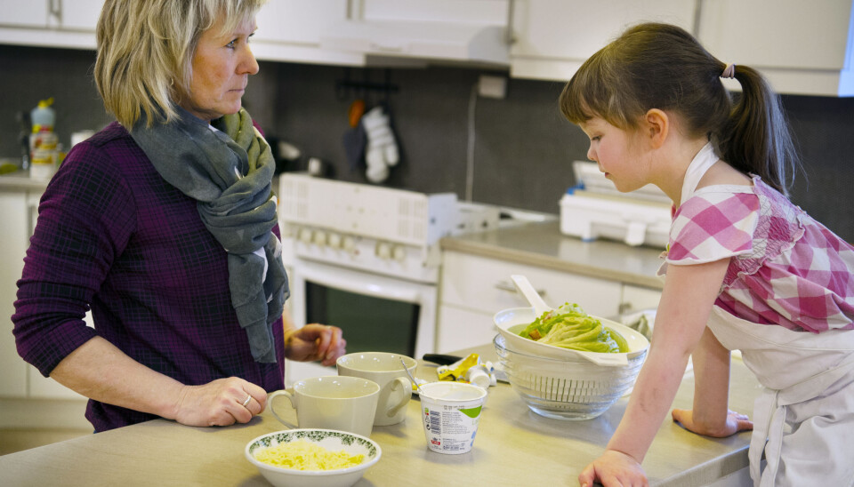 – Vi er skikkelig flinke til å lage mat, og jeg tror faktisk at dette kommer til å bli verdens beste laksetaco, sier Hekla. Hun lager tacodressing sammen med styrer Tone Mette Johansen