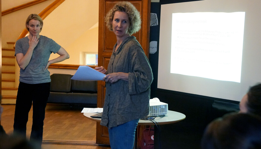 Lise Granlund og Silje Førland Erdal lærte seminardeltakerne metoder for å arbeide med perspektivtaking. Lise Granlund og Silje Førland Erdal lærte seminardeltakerne metoder for å arbeide med perspektivtaking.