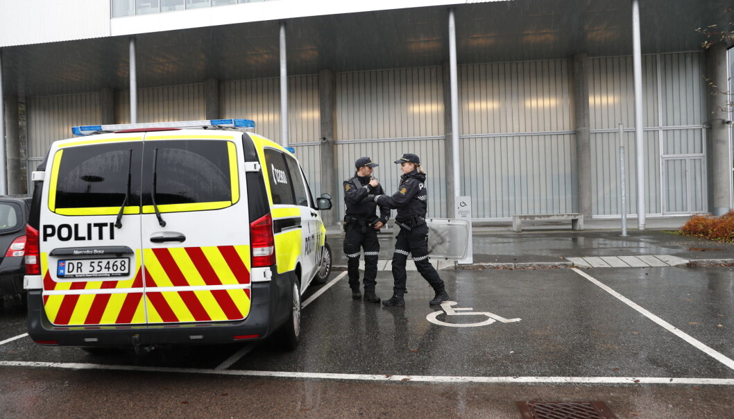 Politi måtte rykke ut til Bjørnholt skole i Oslo tidligere denne måneden etter at elever utførte skadeverk på skolen. Trenden de siste 10 årene er at det meldes inn færre skader. Politi måtte rykke ut til Bjørnholt skole i Oslo tidligere denne måneden etter at elever utførte skadeverk på skolen. Trenden de siste 10 årene er at det meldes inn færre skader.