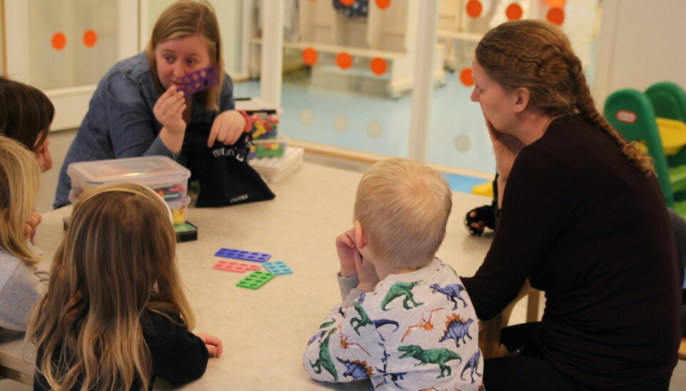 Marianne og Gro Synnøve er pedagoger i Dønski Barnehage. Her har de tatt frem 'sanseposen', der barna kan kjenne og gjette på farge og antall hull.