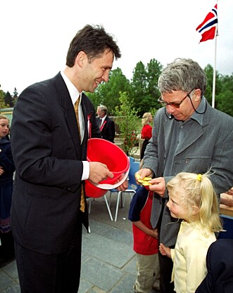 Jens Stoltenberg var loddselger for skolekorpset under 17. mai-arrangementet i 2000 på Kringsjå skole. Han solgte lodd til Egil Drillo Olsen og datteren Kine Olsen. Jens Stoltenberg var loddselger for skolekorpset under 17. mai-arrangementet i 2000 på Kringsjå skole. Han solgte lodd til Egil Drillo Olsen og datteren Kine Olsen.