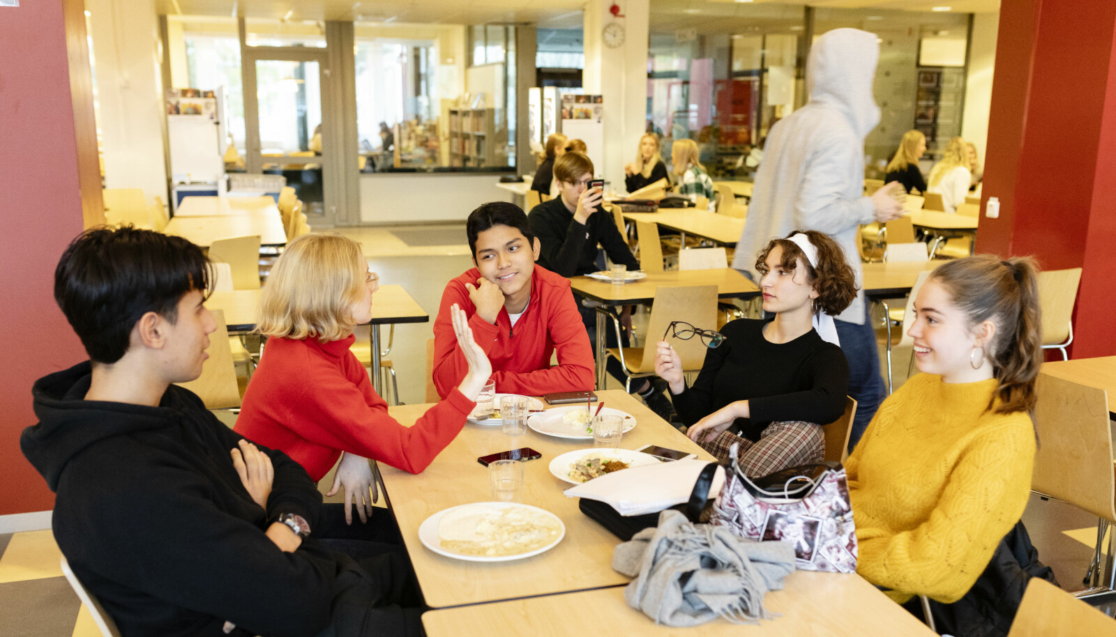 – Fritt skolevalg og økt segregering er definitivt et tema vi diskuterer, sier Lovisa Forsberg, Elvira Sjöberg og Mira Engstrøm.