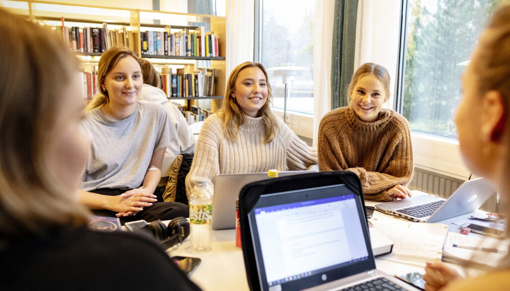 – Fritt skolevalg og økt segregering er definitivt et tema vi diskuterer, sier Lovisa Forsberg, Elvira Sjöberg og Mira Engstrøm. – Fritt skolevalg og økt segregering er definitivt et tema vi diskuterer, sier Lovisa Forsberg, Elvira Sjöberg og Mira Engstrøm.