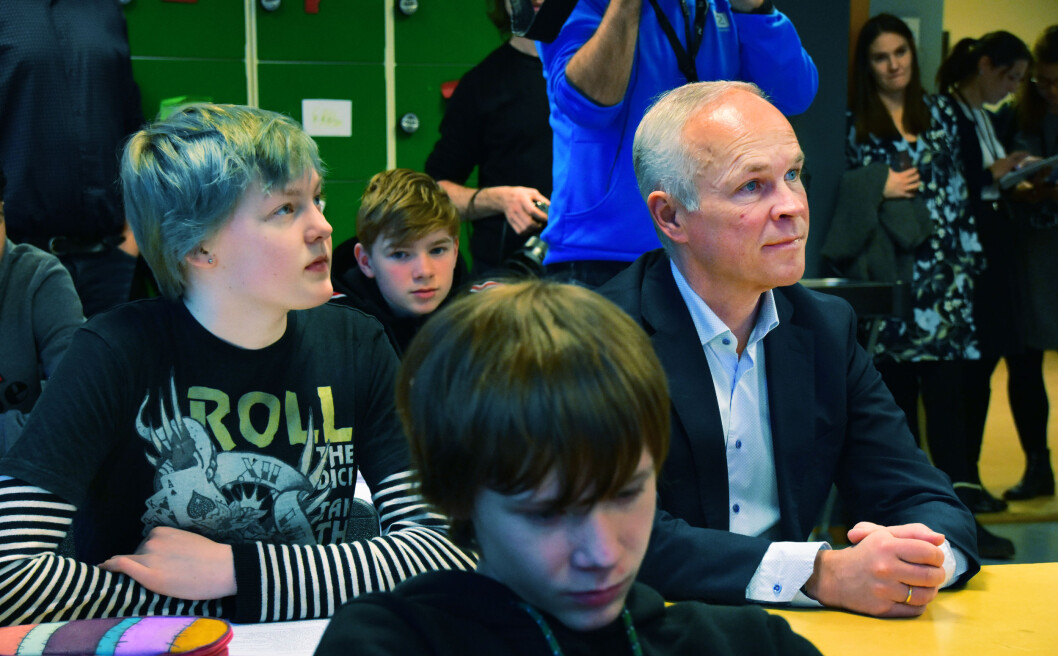 Kunnskapsminister Jan Tore Sanner har satt seg ved skolepulten på Jordal skole og fikk lære om betydningen av tid for god undervisning. Kunnskapsminister Jan Tore Sanner har satt seg ved skolepulten på Jordal skole og fikk lære om betydningen av tid for god undervisning.