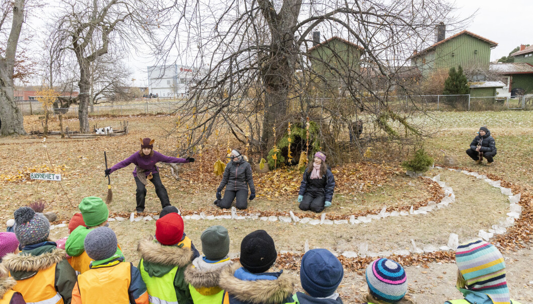 Naturen er en lekeplass i stadig forandring. Her forteller fra venstre barnehagelærerstudentene Anna Herold, Kristine Brurok, Sandra Brovold og Eirin Skurseth Aarnes eventyret om dyrene i skogen. Naturen er en lekeplass i stadig forandring. Her forteller fra venstre barnehagelærerstudentene Anna Herold, Kristine Brurok, Sandra Brovold og Eirin Skurseth Aarnes eventyret om dyrene i skogen.