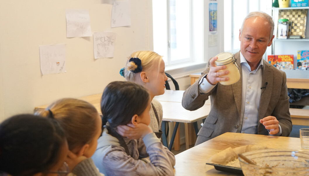 Jan Tore Sanner forlenger muligheten for unntak fra lærernormen. Her ved et besøk ved Grünerløkka skole tidligere i år. Jan Tore Sanner forlenger muligheten for unntak fra lærernormen. Her ved et besøk ved Grünerløkka skole tidligere i år.