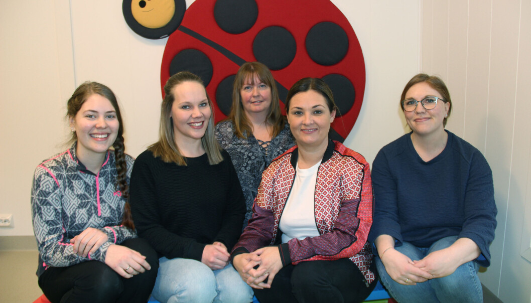 Barnehagelærer Hanna Svendsen (f.v.), pedagogisk leder Trine Busch, barnehagelærer Ingvild Bergum (bak), tidligere styrer Therese Vestengen Bjørø og assistent Kathrine Kolerud Nilsen sier alle ansatte nå vet hva som forventes av dem, og hva de skal gjøre, etter at assistentene overtok alle praktiske oppgaver i barnehagen. Barnehagelærer Hanna Svendsen (f.v.), pedagogisk leder Trine Busch, barnehagelærer Ingvild Bergum (bak), tidligere styrer Therese Vestengen Bjørø og assistent Kathrine Kolerud Nilsen sier alle ansatte nå vet hva som forventes av dem, og hva de skal gjøre, etter at assistentene overtok alle praktiske oppgaver i barnehagen.