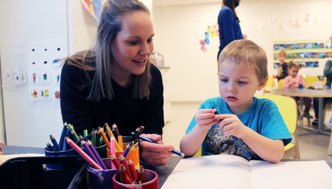 Pedagogisk leder Trine Busch gjør færre praktiske oppgaver og har mer tid til å tegne og leke med barna, som Ulrik Nicolaysen (4), etter at barnehagen innførte arbeidsoppgaver ut fra utdanning og ikke vakter Pedagogisk leder Trine Busch gjør færre praktiske oppgaver og har mer tid til å tegne og leke med barna, som Ulrik Nicolaysen (4), etter at barnehagen innførte arbeidsoppgaver ut fra utdanning og ikke vakter