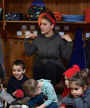 Pedagog Tiana Smith har ansvar for pedagogiske aktiviteter med barna, som den daglige sangrutinen Rainbow Time, der barna synger og lager klappeleker Pedagog Tiana Smith har ansvar for pedagogiske aktiviteter med barna, som den daglige sangrutinen Rainbow Time, der barna synger og lager klappeleker