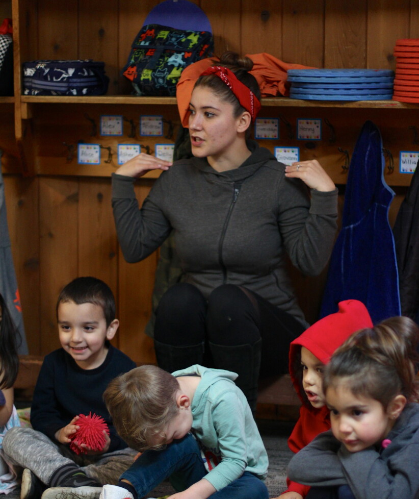 Pedagog Tiana Smith har ansvar for pedagogiske aktiviteter med barna, som den daglige sangrutinen Rainbow Time, der barna synger og lager klappeleker