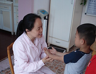 Hver morgen blir de 610 kinesiske barna undersøkt for å sjekke at de er friske nok til å gå i barnehagen