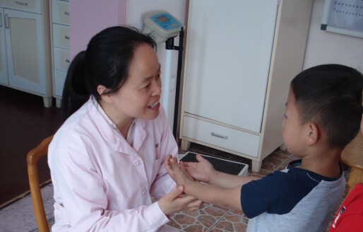 Hver morgen blir de 610 kinesiske barna undersøkt for å sjekke at de er friske nok til å gå i barnehagen