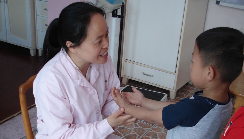Xingrui Qian og alle de 610 andre barna i den kinesiske barnehagen Kunshan Fushikan får helsesjekk av en sykepleier hver morgen for å hindre at sykdommer skal spre seg i den store barnehagen