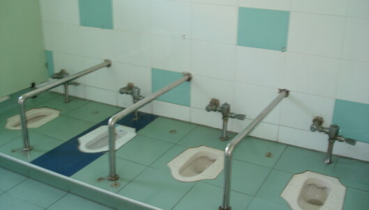 Omsorgsarbeideren har ansvar for at hygienen på toalettene i barnehagen er god. Omsorgsarbeideren har ansvar for at hygienen på toalettene i barnehagen er god.