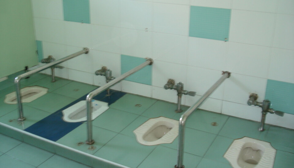 Omsorgsarbeideren har ansvar for at hygienen på toalettene i barnehagen er god. Omsorgsarbeideren har ansvar for at hygienen på toalettene i barnehagen er god.