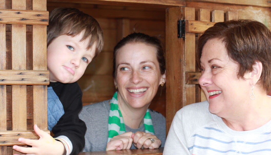 Libby Deatsch (t.v.) er en av foreldrene som jobber skift i Lafayette Nursery School i California to til tre ganger i måneden sammen med barnehagelærer Connie Hawkins (t.h.) Libby er godt fornøyd med å få mer tid med sønnen Jameson. Libby Deatsch (t.v.) er en av foreldrene som jobber skift i Lafayette Nursery School i California to til tre ganger i måneden sammen med barnehagelærer Connie Hawkins (t.h.) Libby er godt fornøyd med å få mer tid med sønnen Jameson.