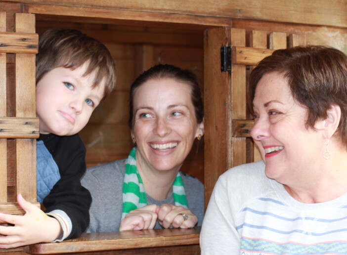 Libby Deatsch (t.v.) er en av foreldrene som jobber skift i Lafayette Nursery School i California to til tre ganger i måneden sammen med barnehagelærer Connie Hawkins (t.h.) Libby er godt fornøyd med å få mer tid med sønnen Jameson. Libby Deatsch (t.v.) er en av foreldrene som jobber skift i Lafayette Nursery School i California to til tre ganger i måneden sammen med barnehagelærer Connie Hawkins (t.h.) Libby er godt fornøyd med å få mer tid med sønnen Jameson.