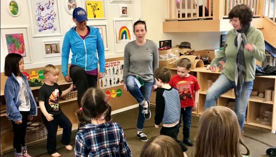 Mamma Libby Deatsch tar på seg steppesko og imponerer både barn og voksne med irsk folkedans og høye beinløft. Snart er alle ute på gulvet og danser med. Mamma Libby Deatsch tar på seg steppesko og imponerer både barn og voksne med irsk folkedans og høye beinløft. Snart er alle ute på gulvet og danser med.