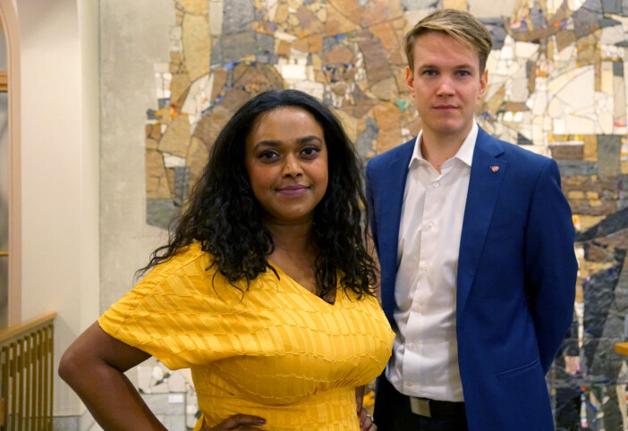 Arbeiderpartiets utdanningspolitiske talsperson i Oslo Kamzy Guanaratnam og stortingsrepresentant for Ap Torstein Tvedt Solberg mener regjeringen både nekter å lytte til forskningsbasert kunnskap og overkjører lokalpolitikere.