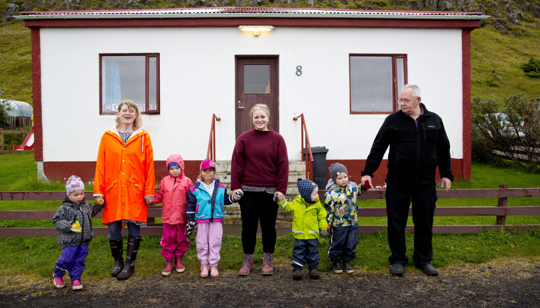 Leder Marta Guðrún Jóhannesdóttir (t.v.), pedagog Hildur Aradóttir (i midten) og kjøkkenassistent Tryggvi Ólafsson (t.h.) sammen med barna Katrín Halla (t.v.), Ásdís Helga, Maríanna, Ási Þór og Haraldur Vignir. Pedagog Isabella Benediksdóttir hadde fri da bildet ble tatt Leder Marta Guðrún Jóhannesdóttir (t.v.), pedagog Hildur Aradóttir (i midten) og kjøkkenassistent Tryggvi Ólafsson (t.h.) sammen med barna Katrín Halla (t.v.), Ásdís Helga, Maríanna, Ási Þór og Haraldur Vignir. Pedagog Isabella Benediksdóttir hadde fri da bildet ble tatt