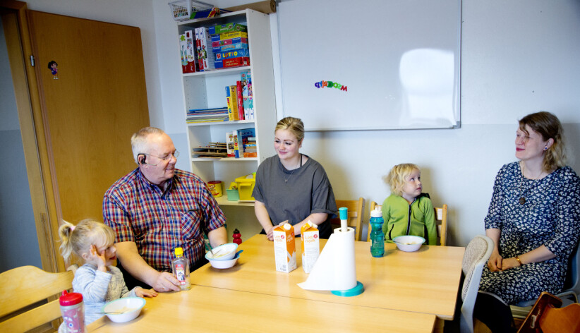 Barna i barnehagen starter dagen med et lite glass fiskeolje sammen med kjøkkenassistent Tryggvi Ólafsson (f.v.), pedagog Hildur Aradóttir og leder Marta Guðrún Jóhannesdóttir.