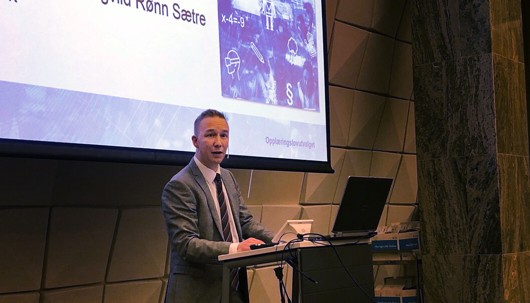 Jon Christian Fløysvik Nordrum presenterer rapporten på vegne av Opplæringslovsutvalget fredag morgen. Jon Christian Fløysvik Nordrum presenterer rapporten på vegne av Opplæringslovsutvalget fredag morgen.