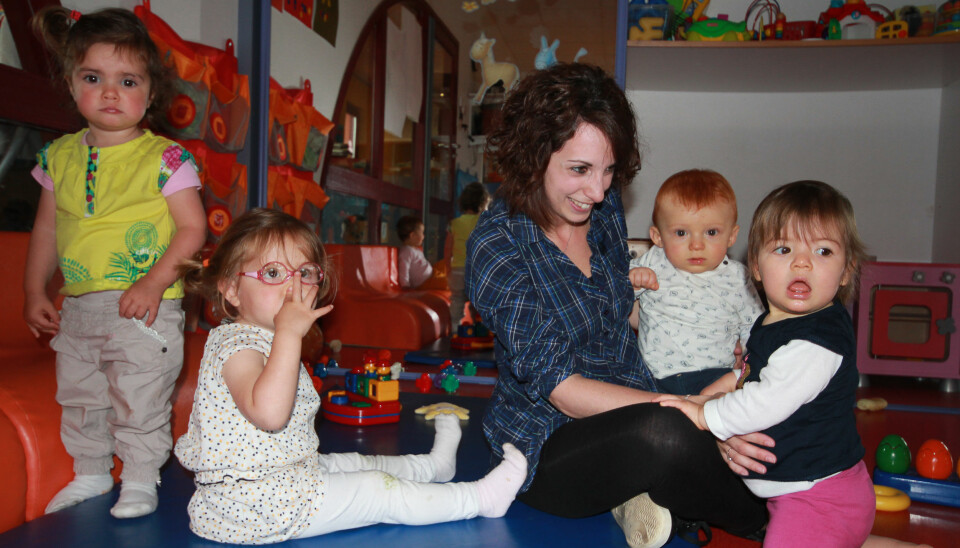 Som ansvarlig for at læringsmålene følges opp i hverdagen, jobber barnehagelærer Aurore Bourchis annenhver uke på hver av de to avdelingene i den franske barnehagen. Her med Louisa (f.v.) (1,5), Angélina (2), Arthur (8 måneder) og Lucie (1).
