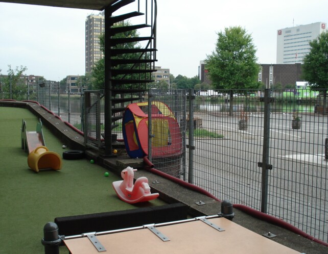 Uterommet i den nederlandske barnehagen i sentrum av Rotterdam er lite, så derfor tar de ansatte barna ofte med ut på tur.