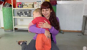 Barnehagelærer Soledad forteller at barna blir godt kjent med alle ansatte når de deler på alle oppgavene i barnehagen Barnehagelærer Soledad forteller at barna blir godt kjent med alle ansatte når de deler på alle oppgavene i barnehagen