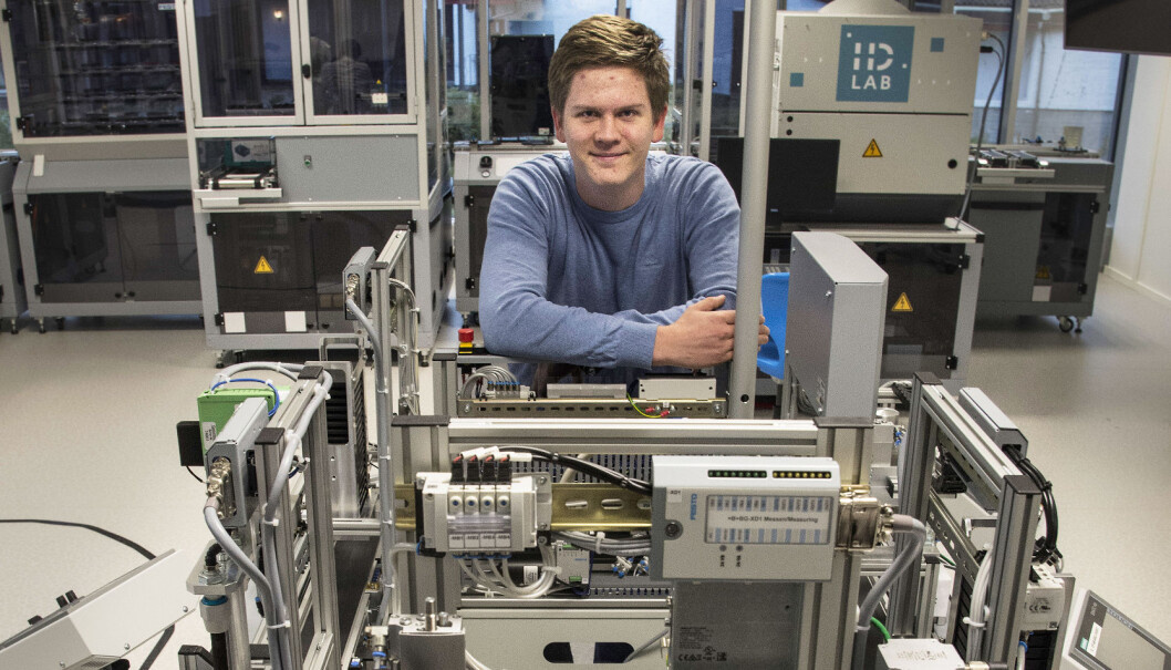 Olai Frøystad er stolt av det supermoderne, digitaliserte laboratoriet. Her har han også klasserommet sitt. Olai Frøystad er stolt av det supermoderne, digitaliserte laboratoriet. Her har han også klasserommet sitt.
