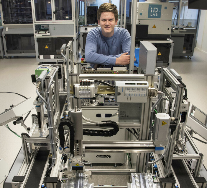 Olai Frøystad er stolt av det supermoderne, digitaliserte laboratoriet. Her har han også klasserommet sitt.