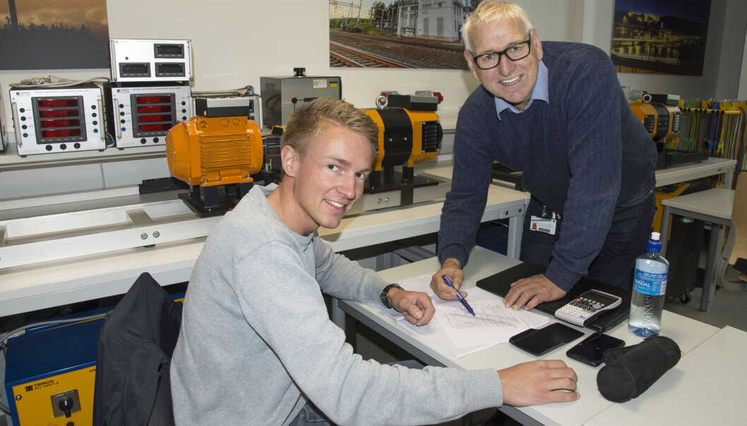 Anders Loftsgård går andre året på elkraft, og får råd av lærer og utviklingsleder Jonny Pettersen. Studentene får kunnskap om alt som skjer fra kraftverket til strømmen er inne i husene til folk. Anders Loftsgård går andre året på elkraft, og får råd av lærer og utviklingsleder Jonny Pettersen. Studentene får kunnskap om alt som skjer fra kraftverket til strømmen er inne i husene til folk.