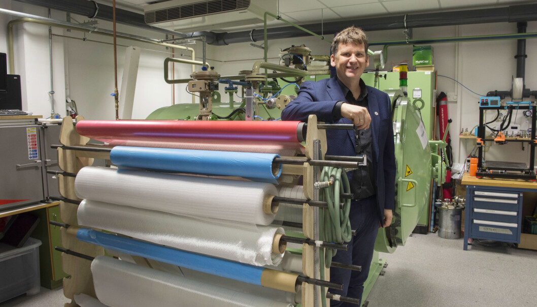 Ved Fagskolen Tinius Olsen kan studentene også ta komposittutdanning. Her er rektor Eirik Hågensen i et av rommene som brukes til undervisning. Mye av utstyret har skolen tatt over fra den lokale industrien. Ved Fagskolen Tinius Olsen kan studentene også ta komposittutdanning. Her er rektor Eirik Hågensen i et av rommene som brukes til undervisning. Mye av utstyret har skolen tatt over fra den lokale industrien.