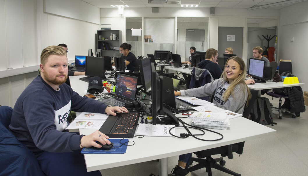 Sondre Herrefoss, Iselin Svaleng og de andre studentene på BIM-fag (bygingsinformasjonsmodellering) er i ferd med å bygge «Grethes hus» på skjermen. Sondre Herrefoss, Iselin Svaleng og de andre studentene på BIM-fag (bygingsinformasjonsmodellering) er i ferd med å bygge «Grethes hus» på skjermen.