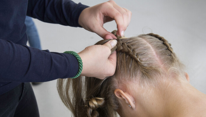 Fletting var en av oppgavene elevene fikk i frisørfaget Fletting var en av oppgavene elevene fikk i frisørfaget