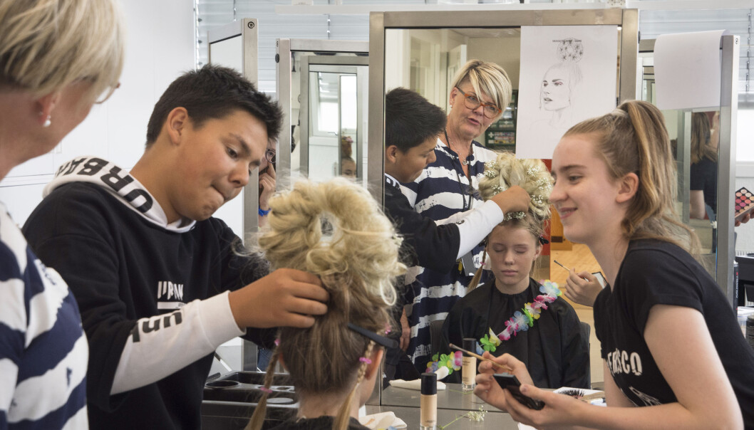 Kevin Sharma og Viktoria Nordlien Tallerås er i sving for å fikse frisyren til Kamilla Haukås. Faglærer Eva Enderud Larsen følger med. Kevin Sharma og Viktoria Nordlien Tallerås er i sving for å fikse frisyren til Kamilla Haukås. Faglærer Eva Enderud Larsen følger med.