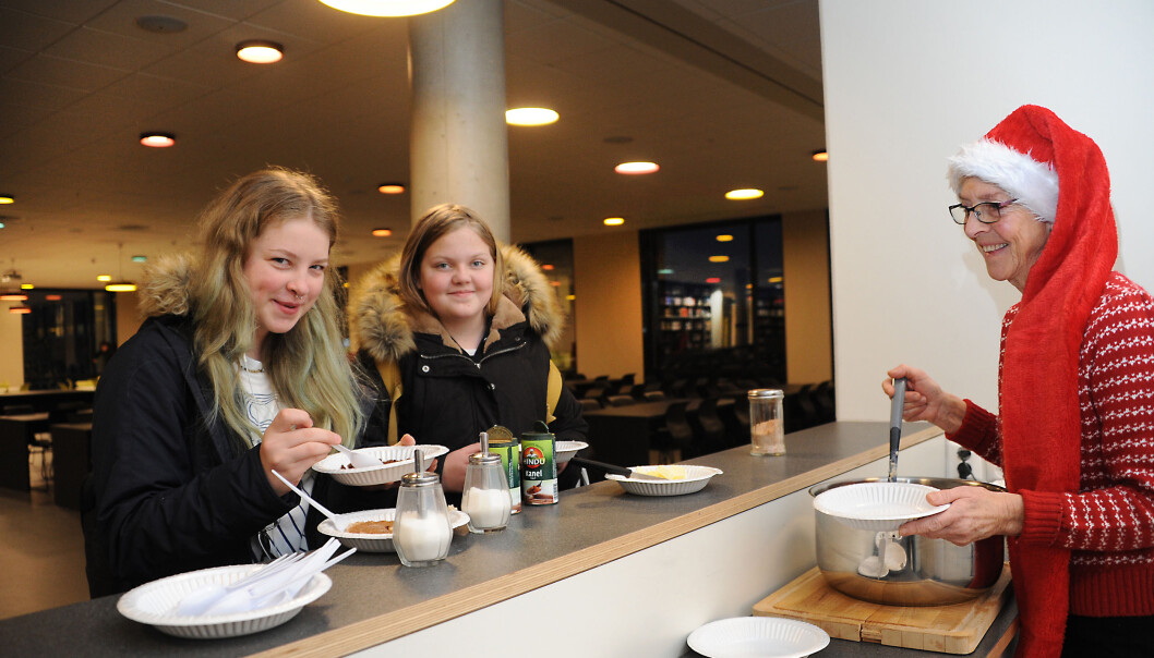 Lalita Egle Zebrauskaite og Marie Aulom sier ja takk når Arna Larsen serverer grøt om morgenen. m morgenen. Arna Larsen fra Frivillighetssentralen i Stokke har grøten klar når dørene åpnes. Lalita Egle Zebrauskaite og Marie Aulom sier ja takk når Arna Larsen serverer grøt om morgenen. m morgenen. Arna Larsen fra Frivillighetssentralen i Stokke har grøten klar når dørene åpnes.