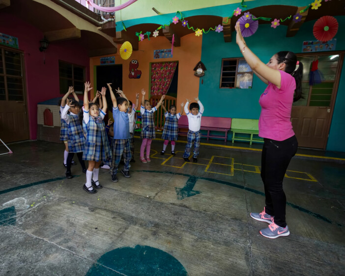 Barnehagelærer Margarita Aragon gir barna et lite avbrekk med fysisk aktivitet og pusteøvelser.