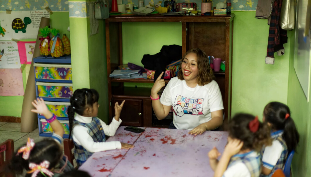 Engelsklærer Marìa Ximena Vázquez Gutiérrez underviser barna i engelsk i den mexicanske barnehagen CODI Semillitas – Instituto Educaré og er der bare når hun har timer. Engelsklærer Marìa Ximena Vázquez Gutiérrez underviser barna i engelsk i den mexicanske barnehagen CODI Semillitas – Instituto Educaré og er der bare når hun har timer.