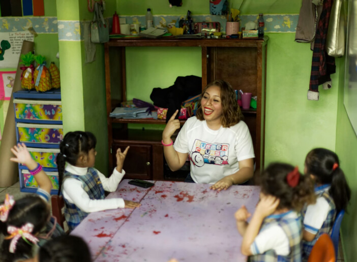Engelsklærer Marìa Ximena Vázquez Gutiérrez underviser barna i engelsk i den mexicanske barnehagen CODI Semillitas – Instituto Educaré og er der bare når hun har timer.
