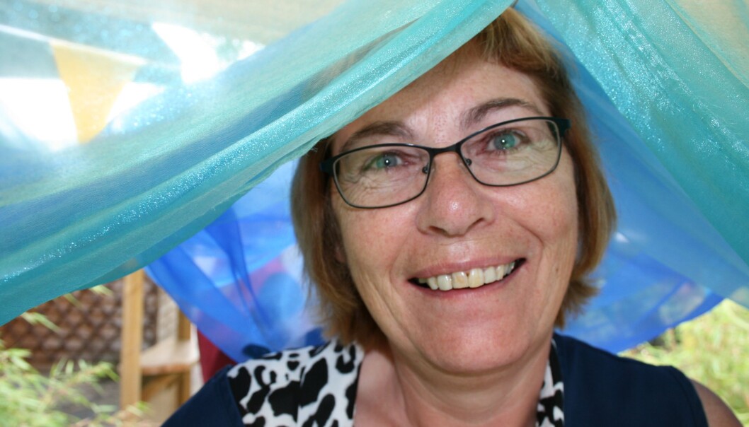 Barnehagelærer Sheila Wakes sier hun og grunnskolelærerne gjør mye av det samme i barnehagen, men det er som oftest barnehagelærerne som tar seg av bleieskiftene. Barnehagelærer Sheila Wakes sier hun og grunnskolelærerne gjør mye av det samme i barnehagen, men det er som oftest barnehagelærerne som tar seg av bleieskiftene.