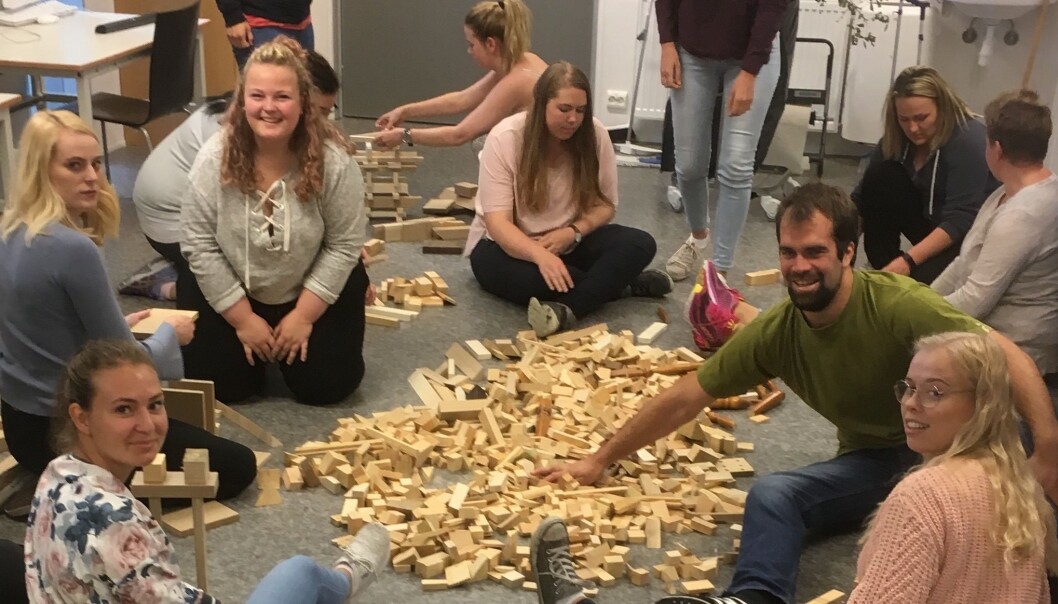 Skal vi bygge høyt? Skal vi lage eventyrtårn og spir? Barnehagestudentene Erna (f.v.), Maja, Natalie, Helena, Kine, Camilla, Jarl Ronny og Julia ved leker seg med byggeklossene. Skal vi bygge høyt? Skal vi lage eventyrtårn og spir? Barnehagestudentene Erna (f.v.), Maja, Natalie, Helena, Kine, Camilla, Jarl Ronny og Julia ved leker seg med byggeklossene.