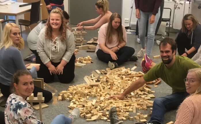 Skal vi bygge høyt? Skal vi lage eventyrtårn og spir? Barnehagestudentene Erna (f.v.), Maja, Natalie, Helena, Kine, Camilla, Jarl Ronny og Julia ved leker seg med byggeklossene.