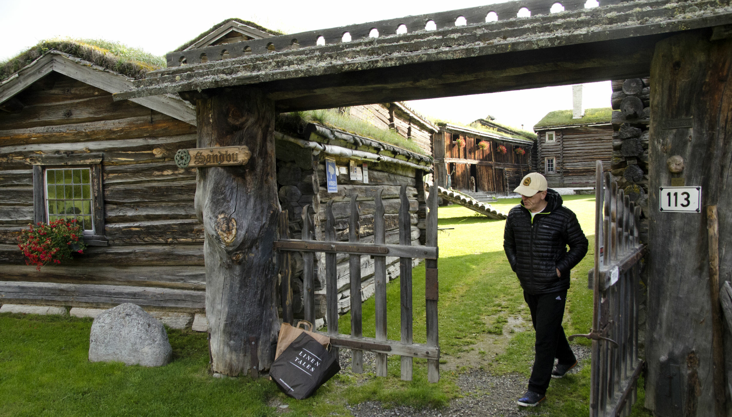 Sandbu gård er fredet og blir beskrevet som en av de aller best bevarte middelaldergårdene i Norge. Den nye eieren lover at han skal ta godt vare på sitt nye hjem.