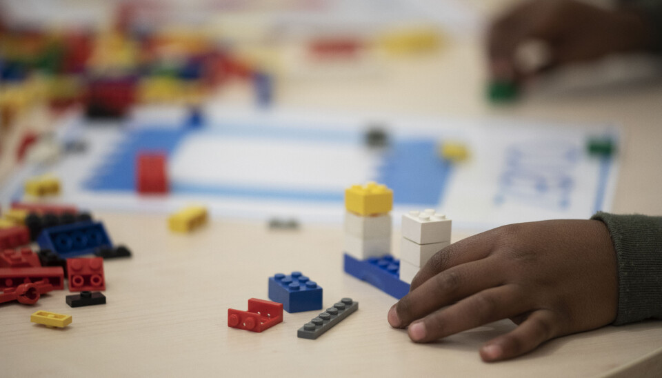 På denne legostasjonen skal elevene bygge lego formet som tall, før de blir samlet i en miniutstilling mot slutten av mattetimen. På denne legostasjonen skal elevene bygge lego formet som tall, før de blir samlet i en miniutstilling mot slutten av mattetimen.