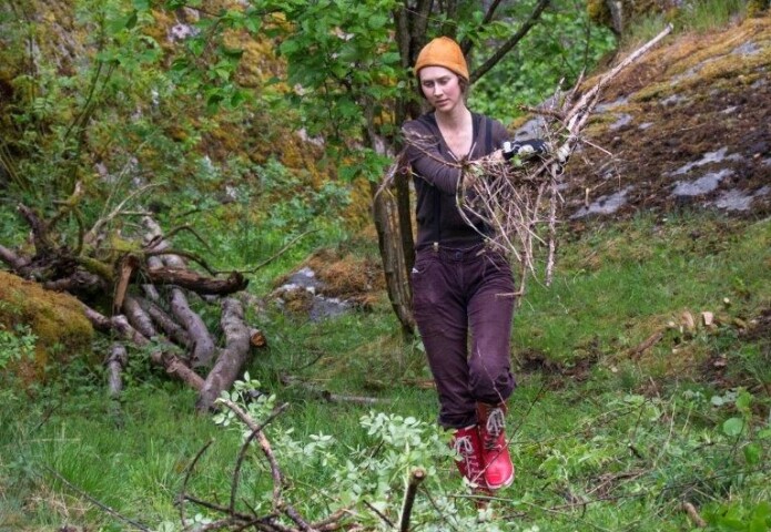 Kristine Takvam under eksamen, der hun rydder i kulturlandskapet. Kristine Takvam under eksamen, der hun rydder i kulturlandskapet.