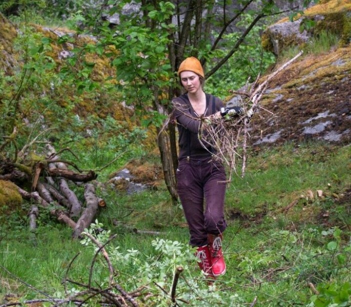 Kristine Takvam under eksamen, der hun rydder i kulturlandskapet.